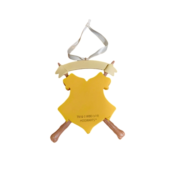 Hallmark Harry Potter Hogwarts Banner Over Crest 3-D Ornament 3.25"X2.75"0.75" - Picture 2 of 8